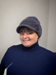 Жіноча зимова пухнаста шапка-кепка з козирком - Зображення 3