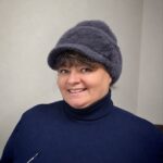 Жіноча зимова пухнаста шапка-кепка з козирком