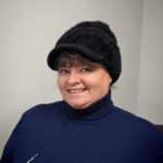 Жіноча зимова пухнаста шапка-кепка з козирком Чорна